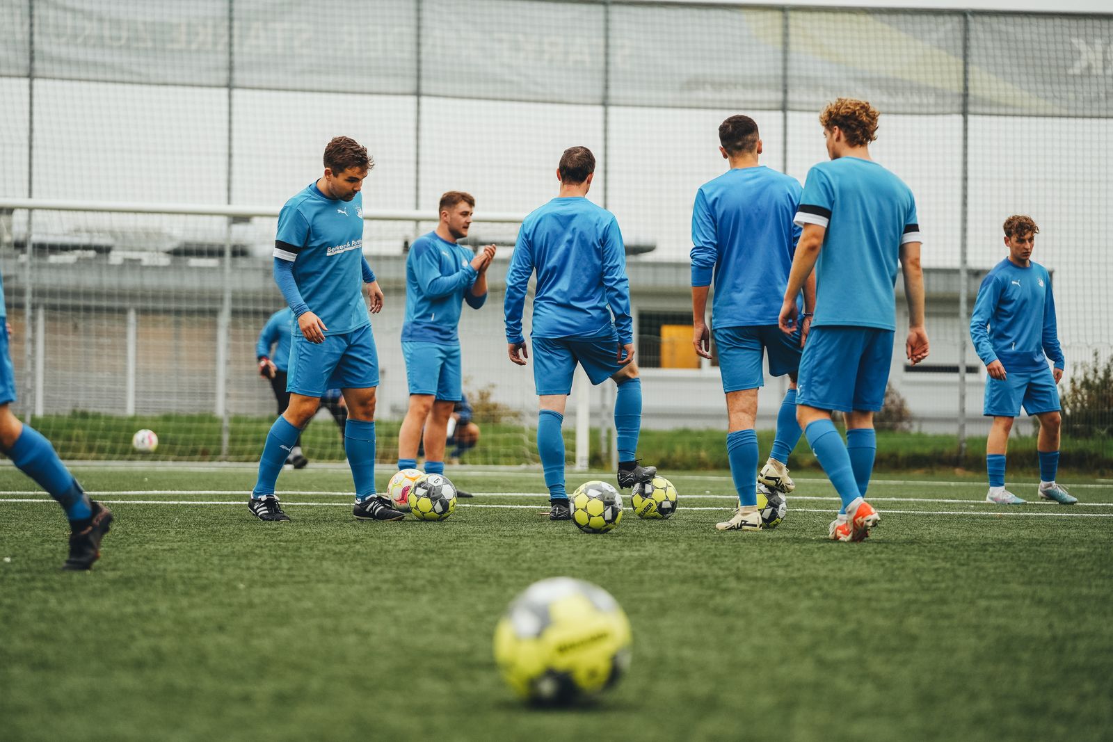 Equipo de fútbol entrenando en la cancha