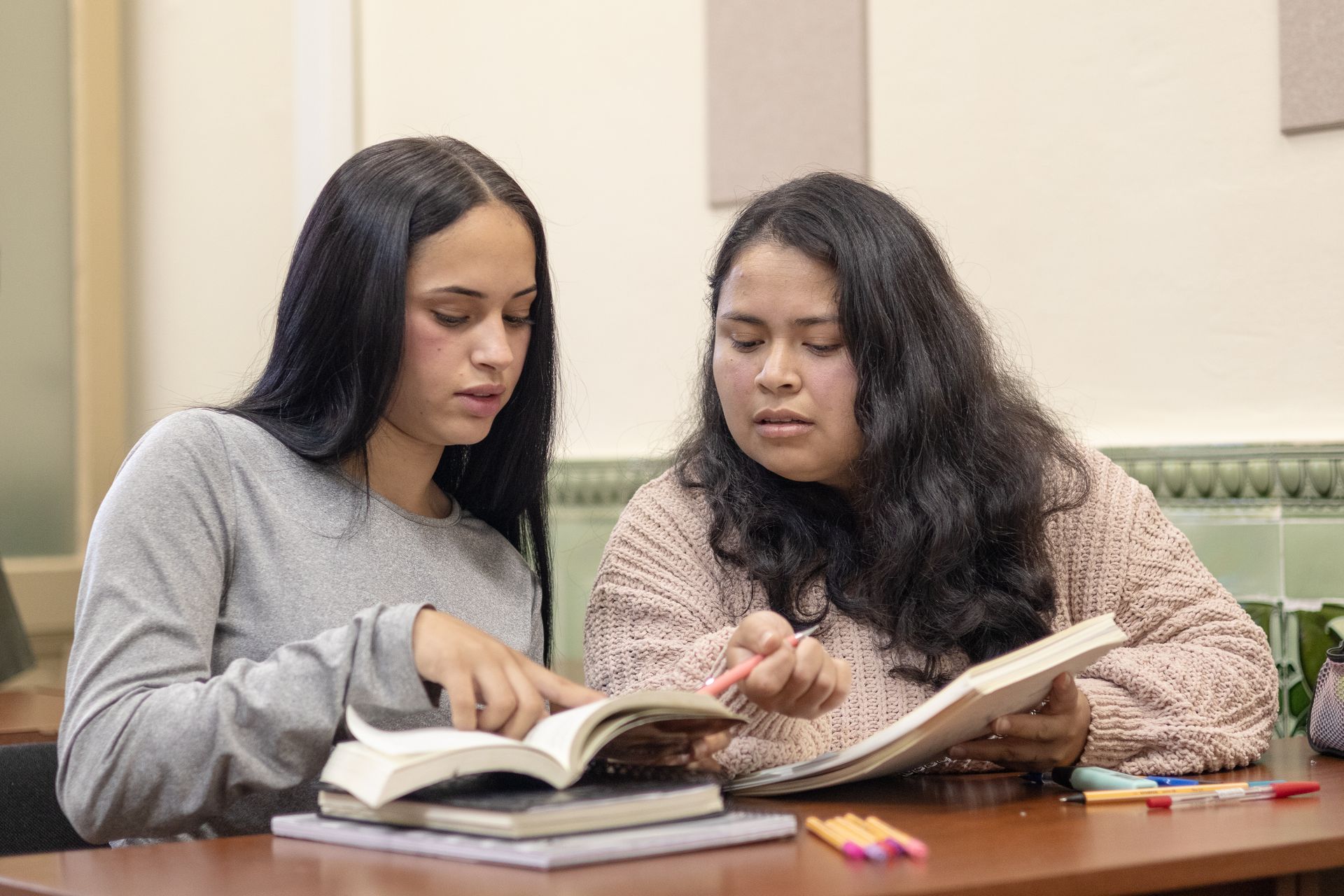 Estudiantes universitarios en una sala de clases
