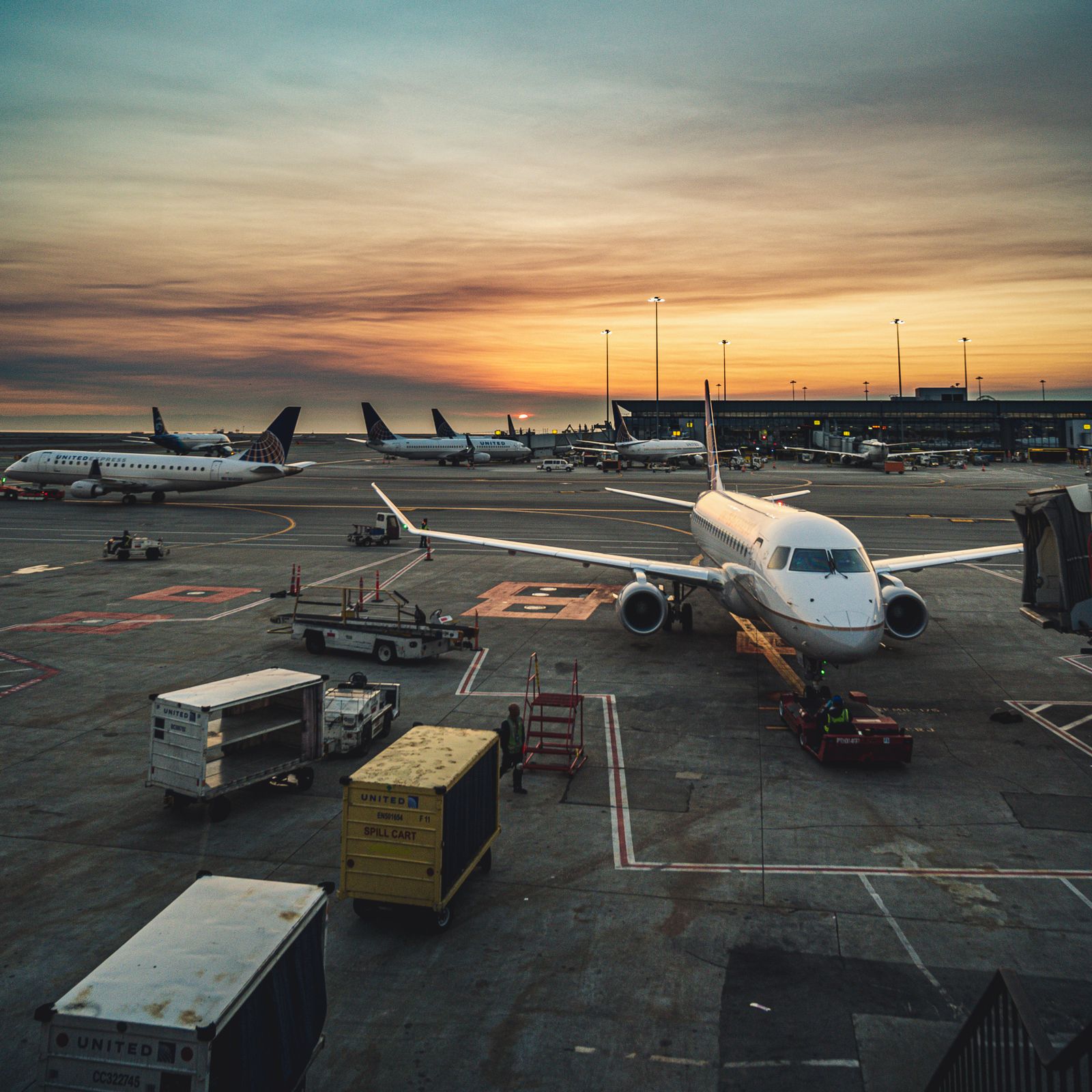 Avión en la pista de un aeropuerto al atardecer