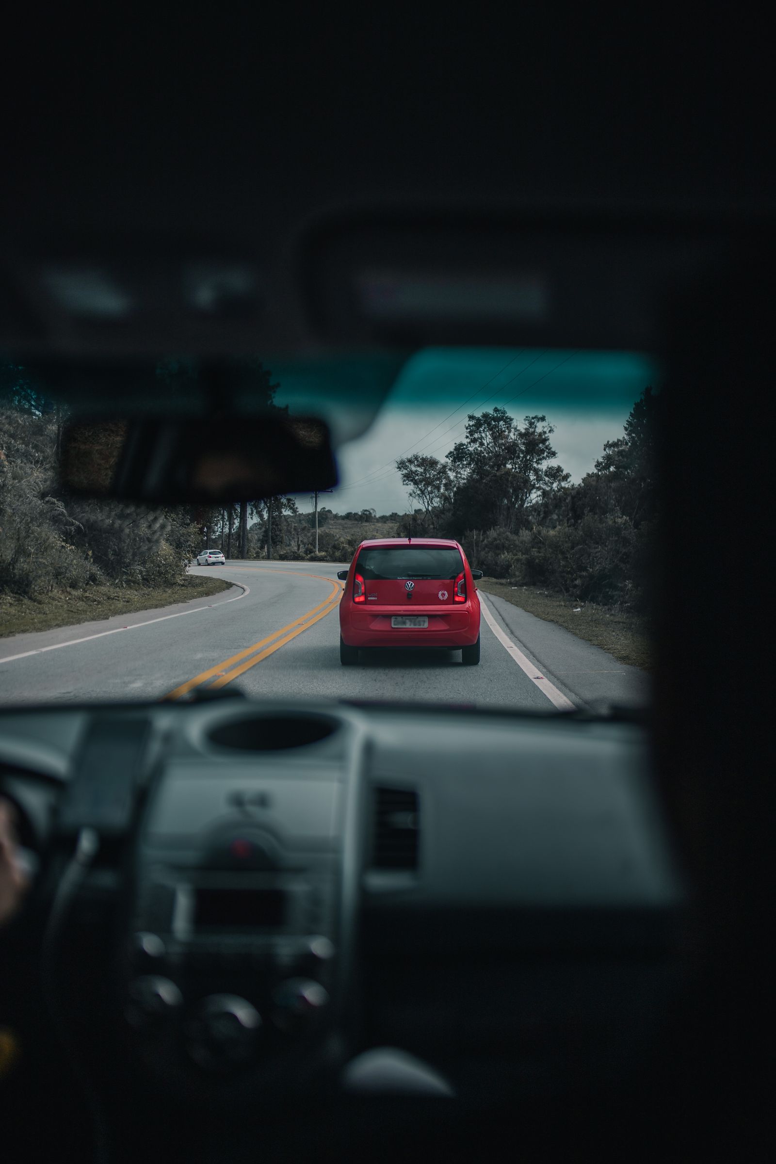 Vista desde adentro de un auto circulando por una ruta