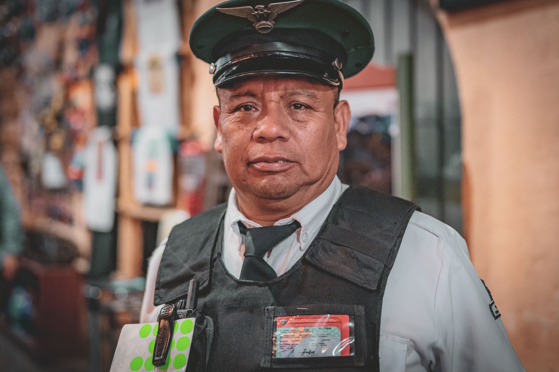 Guardia de seguridad uniformado en su puesto de trabajo