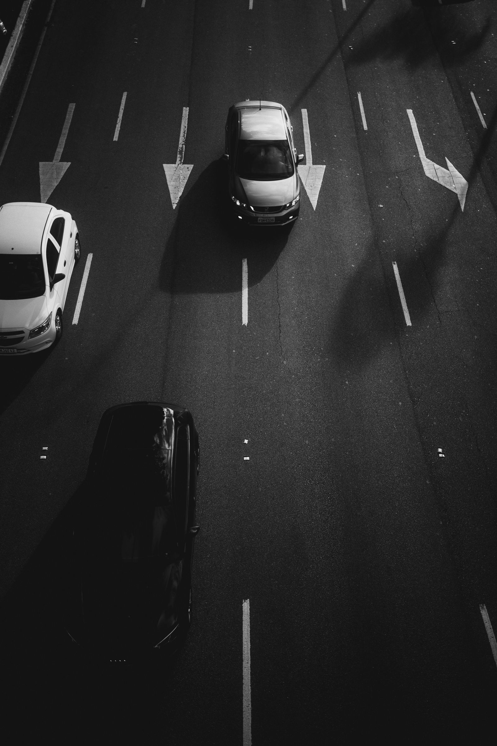 Tráfico de autos en una avenida urbana